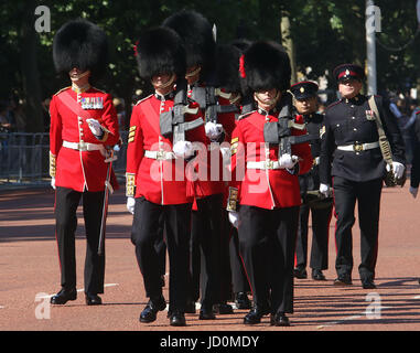 VEREINIGTES KÖNIGREICH. 17. Juni 2017. 17. Juni 2017 - allgemeine Ansichten an Trooping die Farbe 2017 entlang der Mall im Zentrum von London, England, UK Credit: Stills Presse/Alamy Live News Stockfoto