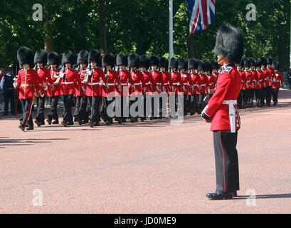 VEREINIGTES KÖNIGREICH. 17. Juni 2017. 17. Juni 2017 - allgemeine Ansichten an Trooping die Farbe 2017 entlang der Mall im Zentrum von London, England, UK Credit: Stills Presse/Alamy Live News Stockfoto