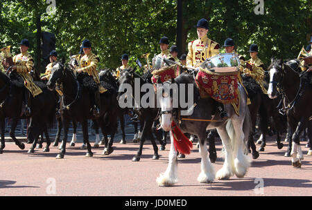 VEREINIGTES KÖNIGREICH. 17. Juni 2017. 17. Juni 2017 - allgemeine Ansichten an Trooping die Farbe 2017 entlang der Mall im Zentrum von London, England, UK Credit: Stills Presse/Alamy Live News Stockfoto