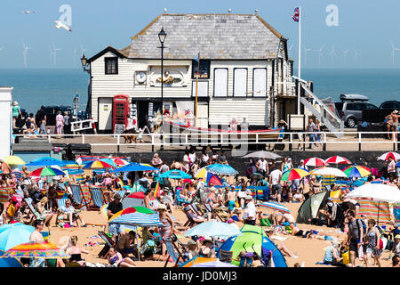Broadstairs berühmten ehemaligen Rettungsboot, weiße Gebäude am Hafen Steg. Vordergrund, Menschenmassen auf dem Strand im Sommer Sonnenschein. Stockfoto