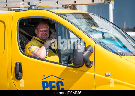 Aberystwyth, Wales, UK. 17. Juni 2017. Obwohl es einem sonnigen Samstag im Juni haben einige Leute noch arbeiten. Dieses lokale Fenster Reiniger Simon Wood. Bildnachweis: Alan Hale/Alamy Live-Nachrichten Stockfoto