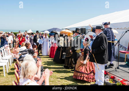 Re-enactment Veranstaltung, Broadstairs Dickens Woche. Die Menschen gekleidet in viktorianischen Kostümen der verschiedenen Charles Dickens Zeichen bei kleinen Bühne versammelt, während die Beurteilung der beste Kostüm. Stockfoto