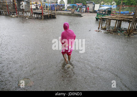 Dhaka, Bangladesch. 17. Juni 2017. Eine Frau aus Bangladesch geht auf der überfluteten Straße bei Purbo Dholaipar, Dhaka, Bangladesch, 17. Juni 2017. Vordringen der Kanäle trägt das ständige Wasser Bereich einloggen. Bildnachweis: Suvra Kanti Das/ZUMA Draht/Alamy Live-Nachrichten Stockfoto