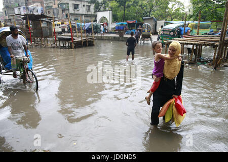 Dhaka, Bangladesch. 17. Juni 2017. Bangladeshi Menschen überqueren eine überflutete Straße am Purbo Dholaipar, Dhaka, Bangladesch, 17. Juni 2017. Vordringen der Kanäle trägt das ständige Wasser Bereich einloggen. Bildnachweis: Suvra Kanti Das/ZUMA Draht/Alamy Live-Nachrichten Stockfoto