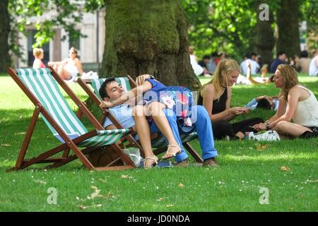 London: 17. Juni 2017. Touristen und Londoner genießen Tempertures von 28 Grad Celsius im Green Park. Das warme Wetter wird voraussichtlich ein paar Tage dauern. : Credit Claire Doherty Alamy/Live News. Bildnachweis: Claire Doherty/Alamy Live News Stockfoto