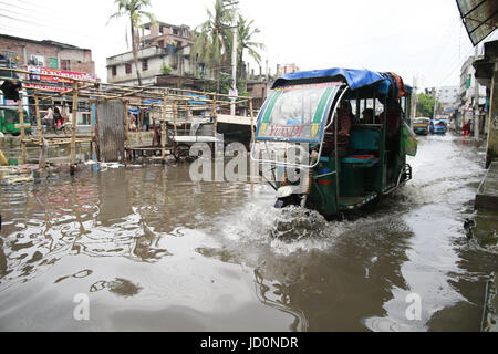 Dhaka, Bangladesch. 17. Juni 2017. Fahrzeuge versuchen fahren durch eine überschwemmte Straße bei Purbo Dholaipar, Dhaka, Bangladesch, 17. Juni 2017. Vordringen der Kanäle trägt das ständige Wasser Bereich einloggen. Bildnachweis: Suvra Kanti Das/ZUMA Draht/Alamy Live-Nachrichten Stockfoto