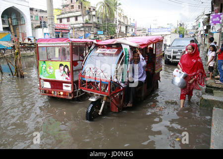 Dhaka, Bangladesch. 17. Juni 2017. Fahrzeuge versuchen fahren durch eine überschwemmte Straße bei Purbo Dholaipar, Dhaka, Bangladesch, 17. Juni 2017. Vordringen der Kanäle trägt das ständige Wasser Bereich einloggen. Bildnachweis: Suvra Kanti Das/ZUMA Draht/Alamy Live-Nachrichten Stockfoto