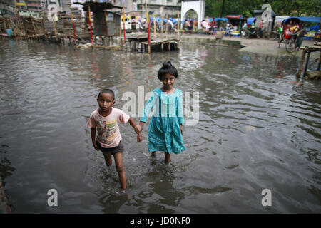 Dhaka, Bangladesch. 17. Juni 2017. Bangladeshi Kinder laufen auf der überfluteten Straße bei Purbo Dholaipar, Dhaka, Bangladesch, 17. Juni 2017. Vordringen der Kanäle trägt das ständige Wasser Bereich einloggen. Bildnachweis: Suvra Kanti Das/ZUMA Draht/Alamy Live-Nachrichten Stockfoto