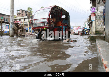 Dhaka, Bangladesch. 17. Juni 2017. Fahrzeuge versuchen fahren durch eine überschwemmte Straße bei Purbo Dholaipar, Dhaka, Bangladesch, 17. Juni 2017. Vordringen der Kanäle trägt das ständige Wasser Bereich einloggen. Bildnachweis: Suvra Kanti Das/ZUMA Draht/Alamy Live-Nachrichten Stockfoto