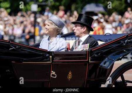 Prinz Edward, Herzog von Kent und Birgitte, Duchess of Gloucester, GCVO während der jährlichen Trooping The Colour parade am 17. Juni 2017 in London, England Stockfoto