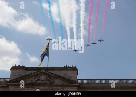 RAF rote Pfeil Display Team Fly Over Buckingham-Palast. Stockfoto