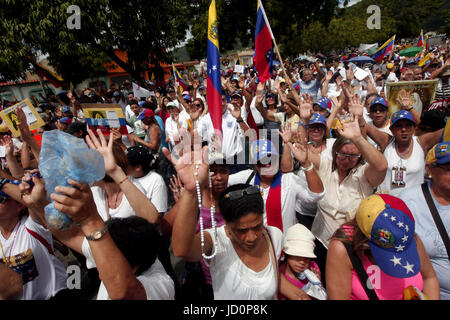 San Diego, Carabobo, Venezuela. 17. Juni 2017. Der Marsch für den Frieden fand in San Diego Gemeinde, aus vier verschiedenen Orten, in einer Prozession tragen verschiedene Bilder von der katholischen Kirche, bis das ankommen auf dem Sportplatz der Stadt, in San Diego, Bundesstaat Carabobo. : Bildnachweis Juan Carlos Hernandez: Juan Carlos Hernandez/ZUMA Draht/Alamy Live-Nachrichten Stockfoto