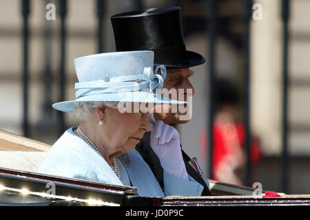 London, 17. Juni. Seine königliche Hoheit ihre Majestät Königin Elizabeth II & Prinz Philip Duke of Edinburgh während Trooping die Farbe 2017 Credit: Mark Davidson/Alamy Live News Stockfoto