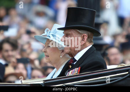 London, 17. Juni. Seine königliche Hoheit ihre Majestät Königin Elizabeth II & Prinz Philip Duke of Edinburgh während Trooping die Farbe 2017 Credit: Mark Davidson/Alamy Live News Stockfoto