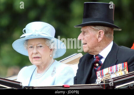 London, 17. Juni. Seine königliche Hoheit ihre Majestät Königin Elizabeth II & Prinz Philip Duke of Edinburgh während Trooping die Farbe 2017 Credit: Mark Davidson/Alamy Live News Stockfoto