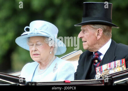 London, 17. Juni. Seine königliche Hoheit ihre Majestät Königin Elizabeth II & Prinz Philip Duke of Edinburgh während Trooping die Farbe 2017 Credit: Mark Davidson/Alamy Live News Stockfoto