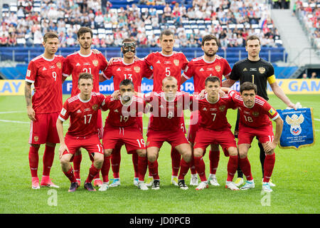 Sankt Petersburg, Russland. 17. Juni 2017. Das russische Team - hintere Reihe (l-R): Fedor Smolov, Aleksandr Erokhin, Fedor Kudriashov, Viktor Vasin, Iury Gazinsky und Igor Akinfeev. Vordere Reihe (l-R): Aleksandr Golovin, Alexander Samedov, Denis Glushakov, Dmitry Poloz und Yury Zhirkov bei der Confederations Cup Gruppe A Fußball-match zwischen Russland und Neuseeland im Stadion in Sankt Petersburg, Russland, 17. Juni 2017. Foto: Marius Becker/Dpa/Alamy Live News Stockfoto