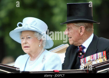 London, 17. Juni. Seine königliche Hoheit ihre Majestät Königin Elizabeth II & Prinz Philip Duke of Edinburgh während Trooping die Farbe 2017 Credit: Mark Davidson/Alamy Live News Stockfoto