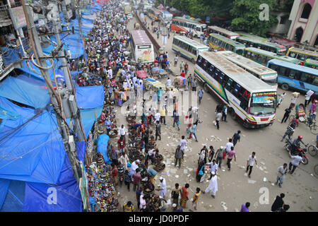 Dhaka, Bangladesch. 17. Juni 2017. Schuh-Straßenverkäufer machst ein lebhaftes Geschäft mit ihren gemischte Sammlung von neuen und gebrauchten Schuhe bei Gulistan in Dhaka, Bangladeh, 17. Juni 2017. Bildnachweis: Suvra Kanti Das/ZUMA Draht/Alamy Live-Nachrichten Stockfoto