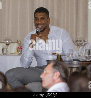 Turnberry, UK. 16. Juni 2016. Bilder vom Abend mit Gästen Unterhaltung, Auktion und ein Interview mit Anthony Joshua im The Trump Turnberry Resort genießen. Bildnachweis: Colin Poultney/Alamy Live-Nachrichten Stockfoto