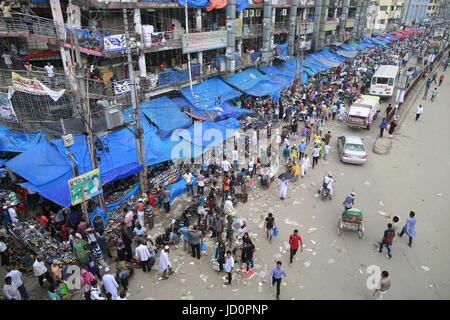 Dhaka, Bangladesch. 17. Juni 2017. Bangladeshi Straßenhändler verkaufen verschiedene Arten von Gütern im Gulistan in Dhaka, Bangladeh, 17. Juni 2017. Bildnachweis: Suvra Kanti Das/ZUMA Draht/Alamy Live-Nachrichten Stockfoto