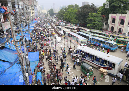 Dhaka, Bangladesch. 17. Juni 2017. Schuh-Straßenverkäufer machst ein lebhaftes Geschäft mit ihren gemischte Sammlung von neuen und gebrauchten Schuhe bei Gulistan in Dhaka, Bangladeh, 17. Juni 2017. Bildnachweis: Suvra Kanti Das/ZUMA Draht/Alamy Live-Nachrichten Stockfoto