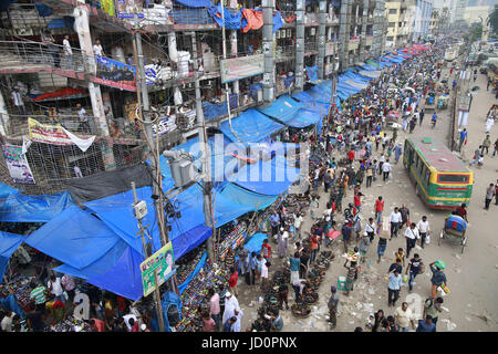 Dhaka, Bangladesch. 17. Juni 2017. Schuh-Straßenverkäufer machst ein lebhaftes Geschäft mit ihren gemischte Sammlung von neuen und gebrauchten Schuhe bei Gulistan in Dhaka, Bangladeh, 17. Juni 2017. Bildnachweis: Suvra Kanti Das/ZUMA Draht/Alamy Live-Nachrichten Stockfoto