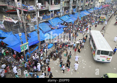 Dhaka, Bangladesch. 17. Juni 2017. Schuh-Straßenverkäufer machst ein lebhaftes Geschäft mit ihren gemischte Sammlung von neuen und gebrauchten Schuhe bei Gulistan in Dhaka, Bangladeh, 17. Juni 2017. Bildnachweis: Suvra Kanti Das/ZUMA Draht/Alamy Live-Nachrichten Stockfoto