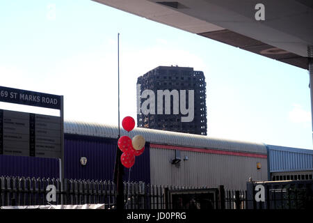 London.UK.17th Juni 2017.The ausgebrannte Hülle aus Grenfell Turm dominiert die Skyline von North Kensington. © Brian Minkoff/Alamy Live-Nachrichten Stockfoto