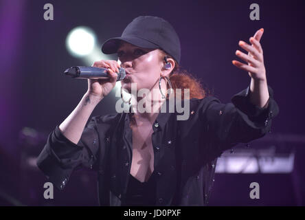 Glasgow, Schottland. 17. Juni 2017. Girlguiding Konzert mit einer Starbesetzung einschließlich Jess Glynne, Pixie Lott, Louisa Johnson, John Newman, JP Cooper, Birdy und 12:05. Bild bei der SSE Hydro, Glasgow Jess Glynne im Konzert. Bildnachweis: sandige jung/Alamy Live-Nachrichten Stockfoto