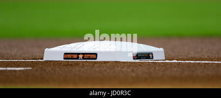 Houston, TX, USA. 16. Juni 2017. Eine Gesamtansicht der ersten Base während der MLB-Spiel zwischen den Boston Red Sox und die Houston Astros im Minute Maid Park in Houston, Texas. John Glaser/CSM/Alamy Live-Nachrichten Stockfoto