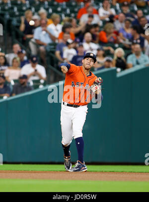 Houston, TX, USA. 16. Juni 2017. Houston Astros Shortstop Carlos Correa (1) wirft in Poloshirt während des MLB-Spiels zwischen den Boston Red Sox und die Houston Astros im Minute Maid Park in Houston, Texas. John Glaser/CSM/Alamy Live-Nachrichten Stockfoto