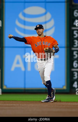 Houston, TX, USA. 16. Juni 2017. Houston Astros Shortstop Carlos Correa (1) wirft in Poloshirt während des MLB-Spiels zwischen den Boston Red Sox und die Houston Astros im Minute Maid Park in Houston, Texas. John Glaser/CSM/Alamy Live-Nachrichten Stockfoto