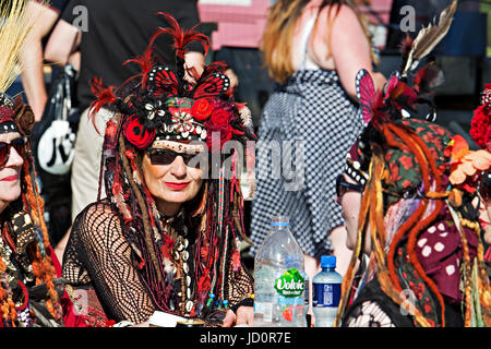 Liverpool UK, 17. Juni 2017. Menschenmassen genießen Sie die Sonne auf dem Africa Oye Festival in Sefton Park Liverpool Merseyside UK.  Credit: Ken Biggs/Alamy Live-Nachrichten. Stockfoto