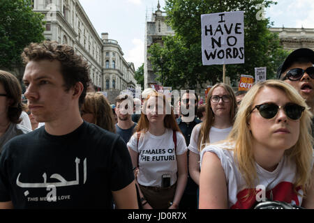 London, UK. 17. Juni 2017. Pro-Arbeit Demonstranten versammeln sich auf Whitehall vor Downing Street im Zentrum von London zu protestieren gegen Premierminister Theresa May, ein Bündnis zwischen der konservativen Partei und die demokratische Unionist Party (DUP) sowie Nachfrage Gerechtigkeit für die Opfer des Feuers Grenfell Turm zu widersetzen. Bildnachweis: Wiktor Szymanowicz/Alamy Live-Nachrichten Stockfoto