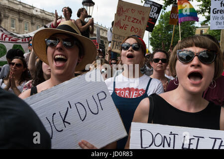 London, UK. 17. Juni 2017. Pro-Arbeit Demonstranten versammeln sich auf Whitehall vor Downing Street im Zentrum von London zu protestieren gegen Premierminister Theresa May, ein Bündnis zwischen der konservativen Partei und die demokratische Unionist Party (DUP) sowie Nachfrage Gerechtigkeit für die Opfer des Feuers Grenfell Turm zu widersetzen. Bildnachweis: Wiktor Szymanowicz/Alamy Live-Nachrichten Stockfoto