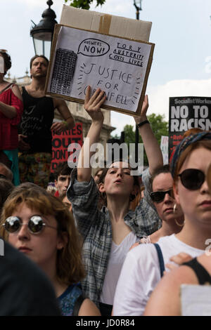 London, UK. 17. Juni 2017. Pro-Arbeit Demonstranten versammeln sich auf Whitehall vor Downing Street im Zentrum von London zu protestieren gegen Premierminister Theresa May, ein Bündnis zwischen der konservativen Partei und die demokratische Unionist Party (DUP) sowie Nachfrage Gerechtigkeit für die Opfer des Feuers Grenfell Turm zu widersetzen. Bildnachweis: Wiktor Szymanowicz/Alamy Live-Nachrichten Stockfoto