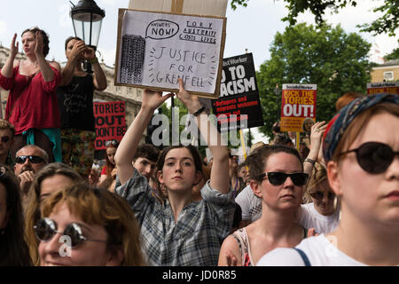 London, UK. 17. Juni 2017. Pro-Arbeit Demonstranten versammeln sich auf Whitehall vor Downing Street im Zentrum von London zu protestieren gegen Premierminister Theresa May, ein Bündnis zwischen der konservativen Partei und die demokratische Unionist Party (DUP) sowie Nachfrage Gerechtigkeit für die Opfer des Feuers Grenfell Turm zu widersetzen. Bildnachweis: Wiktor Szymanowicz/Alamy Live-Nachrichten Stockfoto