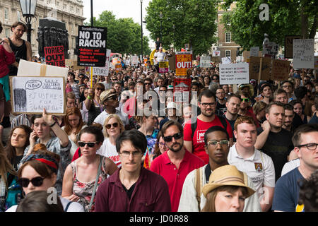 London, UK. 17. Juni 2017. Pro-Arbeit Demonstranten versammeln sich auf Whitehall vor Downing Street im Zentrum von London zu protestieren gegen Premierminister Theresa May, ein Bündnis zwischen der konservativen Partei und die demokratische Unionist Party (DUP) sowie Nachfrage Gerechtigkeit für die Opfer des Feuers Grenfell Turm zu widersetzen. Bildnachweis: Wiktor Szymanowicz/Alamy Live-Nachrichten Stockfoto