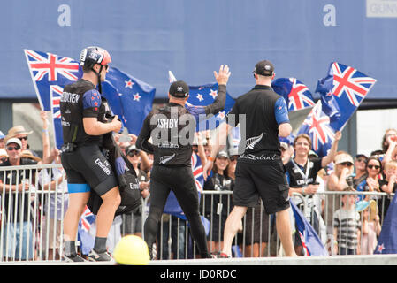 Der America Cup Village, Irland Island, Bermuda, 17. Juni. Emirates Team New Zealand Segler Simon Van Velthoven (L) und Glenn Ashby (C) sind von Fans angefeuert wie sie zurück an der Basis ankommen, nachdem das Team Verteidiger, Oracle Team USA in Rennen eins und zwei der America Cup schlagen. Bildnachweis: Chris Cameron/Alamy Live-Nachrichten Stockfoto