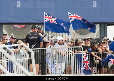 Der America Cup Village, Irland Island, Bermuda, 17. Juni. Emirates Team New Zealand CEO Grant Dalton erhält einem Klaps auf die Schulter vom Team Principal Matteo De Nora (ITA) Nachdem das Team Verteidiger, Oracle Team USA in Rennen 1 und Rennen schlagen zwei von den Americas Cup. Bildnachweis: Chris Cameron/Alamy Live-Nachrichten Stockfoto