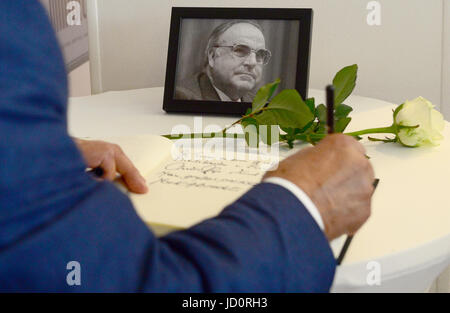 Berlin, Deutschland. 17. Juni 2017. Ein Delegierter aus dem Staat-Parteitag der CDU Berlin signiert das Buch Kondolenzbuch für den verstorbenen Altbundeskanzler Helmut Kohl (CDU) in Berlin, Deutschland, 17. Juni 2017. Helmut Kohl starb im Alter von 87 Jahren am 16. Juni 2017. Foto: Maurizio Gambarini/Dpa/Alamy Live News Stockfoto