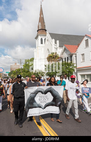 Charleston, South Carolina, USA. 17. Juni 2017. Charleston Bewohner beitreten hassen wird nicht gewinnen Einheit Spaziergang, die Mutter Emanuel African Methodist Episcopal Church zum 2. Jahrestag des die Masse schießen 17. Juni 2017 in Charleston, South Carolina. Neun Mitglieder der historischen afroamerikanischen Kirche wurden durch ein weißes Supremacist während Bibelstudium am 17. Juni 2015 niedergeschossen. Bildnachweis: Planetpix/Alamy Live-Nachrichten Stockfoto