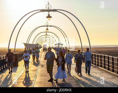 Southport, Merseyside, England.   Großbritannien Wetter. 17. Juni 2017. Klarer Himmel bei Sonnenuntergang nach einem Tag, wenn Temperaturen 29 Grad erreicht, kn Badeort, bringt eine Vielzahl von Besucher und Urlauber an der Küste zum abkühlen und die Meeresbrise genießen. Kredite; MediaWorldImages/AlamyLiveNews. Stockfoto