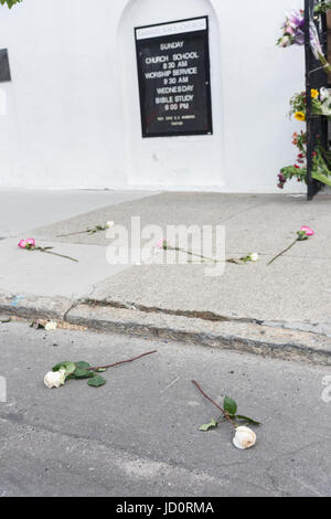 Charleston, South Carolina, USA. 17. Juni 2017. Rosen auf dem Boden vor der Mutter Emanuel African Methodist Episcopal Church am 2. Jahrestag der Masse schießen 17. Juni 2017 in Charleston, South Carolina. Neun Mitglieder der historischen afroamerikanischen Kirche wurden durch ein weißes Supremacist während Bibelstudium am 17. Juni 2015 niedergeschossen. Bildnachweis: Planetpix/Alamy Live-Nachrichten Stockfoto