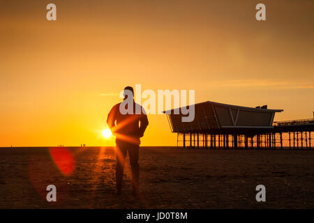 Southport, Merseyside, 17. Juni 2017. Großbritannien Wetter.  Ein atemberaubender Sonnenuntergang ruht über den Pier in Southport in Merseyside.  Im Jahre 1860 eröffnete es erstreckt sich über eine Länge von 1.108 Meter (3.635 ft) und ist das zweite längste in Großbritannien. Es wurde im Grade II am 18. August 1975 aufgenommen. Die Straßenbahn lief von der Promenade auf dem Molenkopf zu verschiedenen Zeiten in der Geschichte der Pier, zuletzt von August 2005 bis Juni 2015.   Bildnachweis: Cernan Elias/Alamy Live-Nachrichten Stockfoto