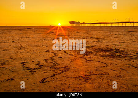 Southport, Merseyside, 17. Juni 2017. Großbritannien Wetter.  Ein atemberaubender Sonnenuntergang ruht über den Pier in Southport in Merseyside.  Im Jahre 1860 eröffnete es erstreckt sich über eine Länge von 1.108 Meter (3.635 ft) und ist das zweite längste in Großbritannien. Es wurde im Grade II am 18. August 1975 aufgenommen. Die Straßenbahn lief von der Promenade auf dem Molenkopf zu verschiedenen Zeiten in der Geschichte der Pier, zuletzt von August 2005 bis Juni 2015.   Bildnachweis: Cernan Elias/Alamy Live-Nachrichten Stockfoto