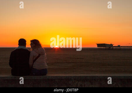 Southport, Merseyside, 17. Juni 2017. Großbritannien Wetter.  Ein atemberaubender Sonnenuntergang ruht über den Pier in Southport in Merseyside.  Im Jahre 1860 eröffnete es erstreckt sich über eine Länge von 1.108 Meter (3.635 ft) und ist das zweite längste in Großbritannien. Es wurde im Grade II am 18. August 1975 aufgenommen. Die Straßenbahn lief von der Promenade auf dem Molenkopf zu verschiedenen Zeiten in der Geschichte der Pier, zuletzt von August 2005 bis Juni 2015.   Bildnachweis: Cernan Elias/Alamy Live-Nachrichten Stockfoto