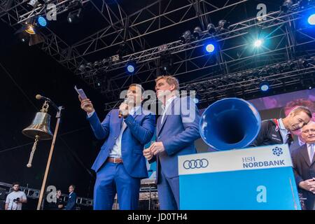 Kiel, Deutschland. 17. Juni 2017. Eindrücke des ersten Tages der Kieler-Woche-2017 mit der Eröffnung von berühmten deutschen TV Host Kai Pflaume © Björn Deutschmann/Alamy Live-Nachrichten Stockfoto