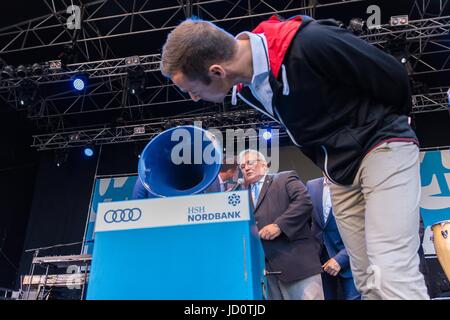 Kiel, Deutschland. 17. Juni 2017. Eindrücke des ersten Tages der Kieler-Woche-2017 mit der Eröffnung von berühmten deutschen TV Host Kai Pflaume © Björn Deutschmann/Alamy Live-Nachrichten Stockfoto